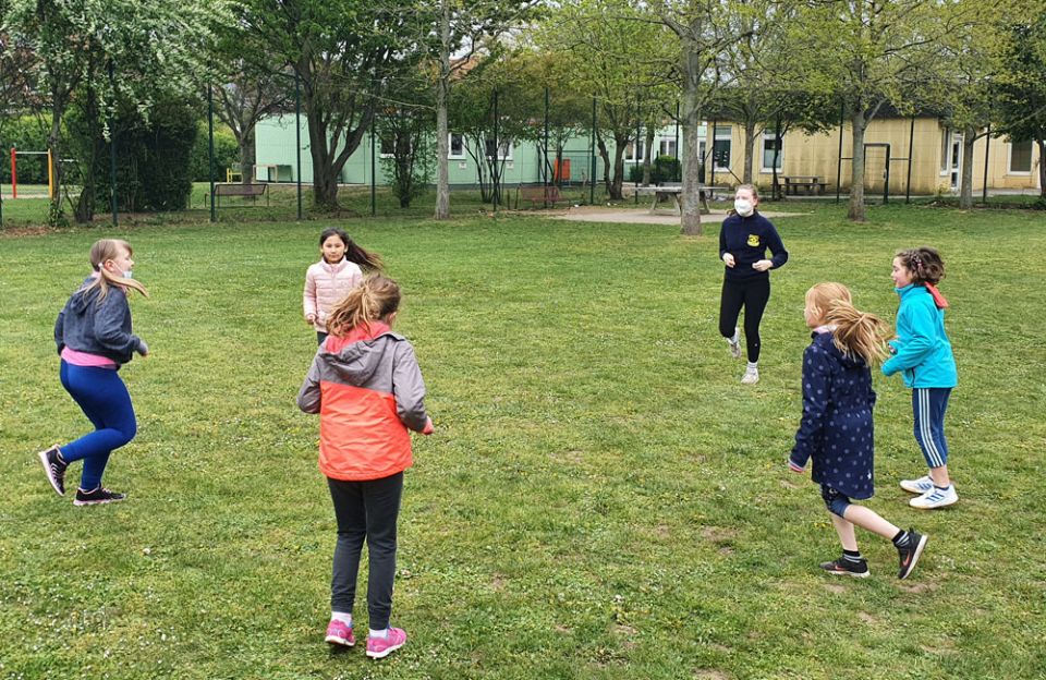 Trainerin Jessica Metzemacher mit Tänzerinnen der Kinderprinzengarde