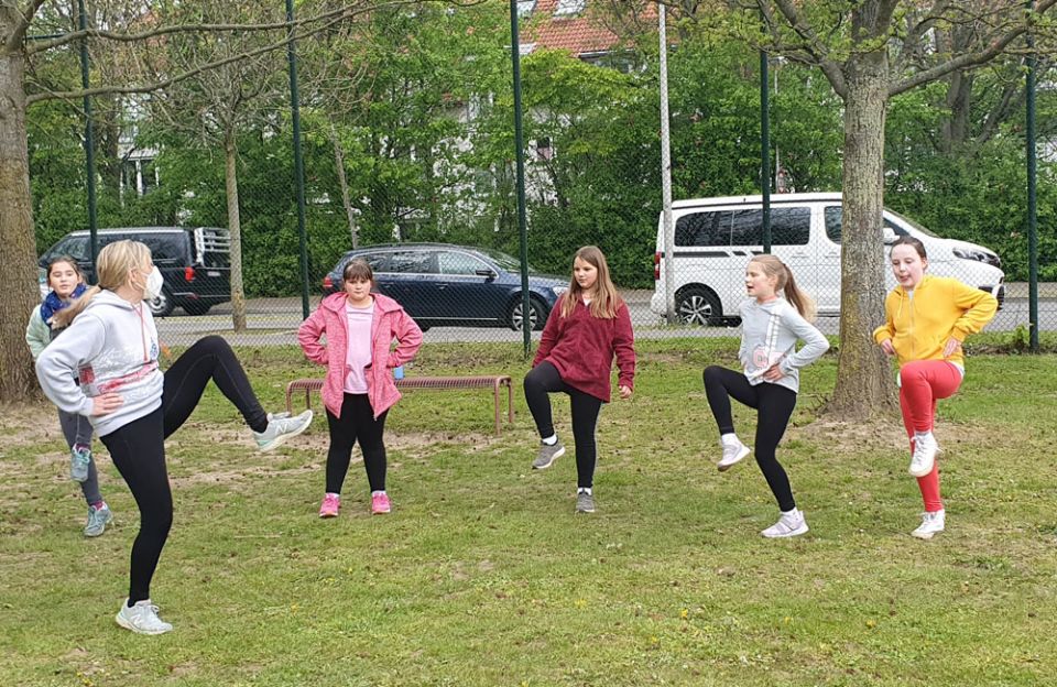 Tanzgarde trainiert "open air" auf dem Bolzplatz