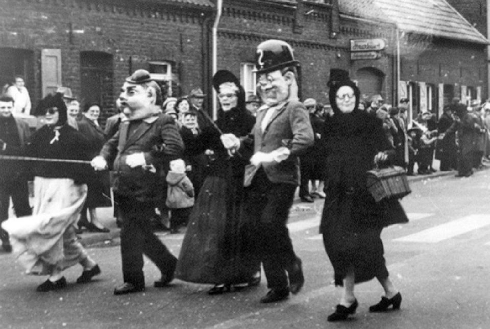 Möhne der Wenkbüggel 1956, am Höhernberg, Marsch durch Dormagen